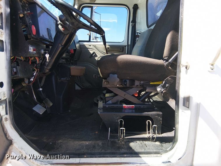 image for item EC1215 1996 International 4700 utility / service truck