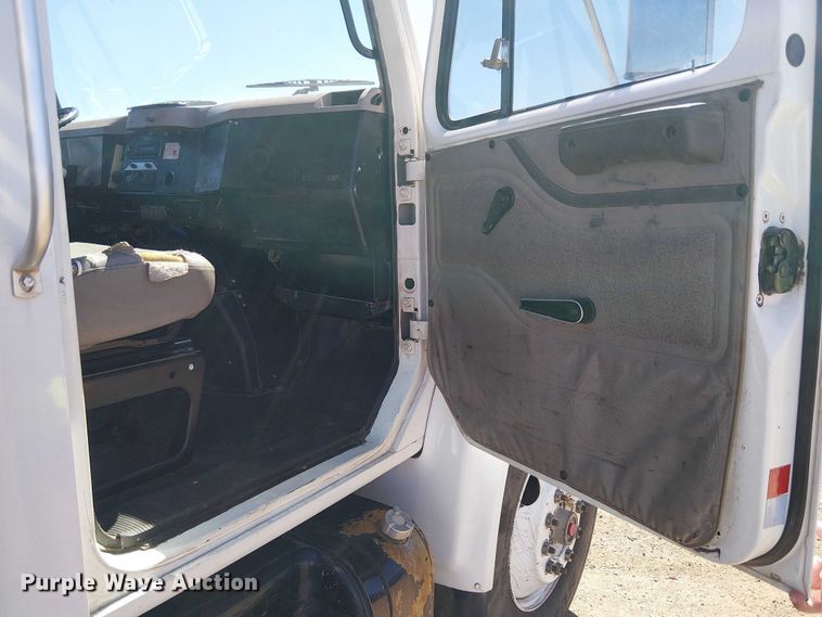 image for item EC1215 1996 International 4700 utility / service truck