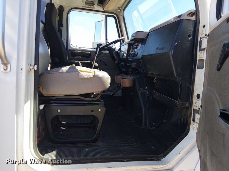 image for item EC1215 1996 International 4700 utility / service truck