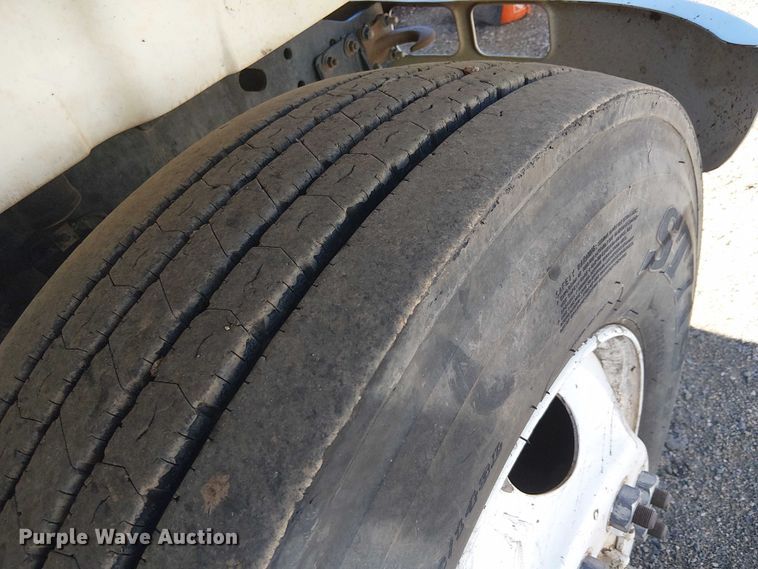 image for item EC1215 1996 International 4700 utility / service truck