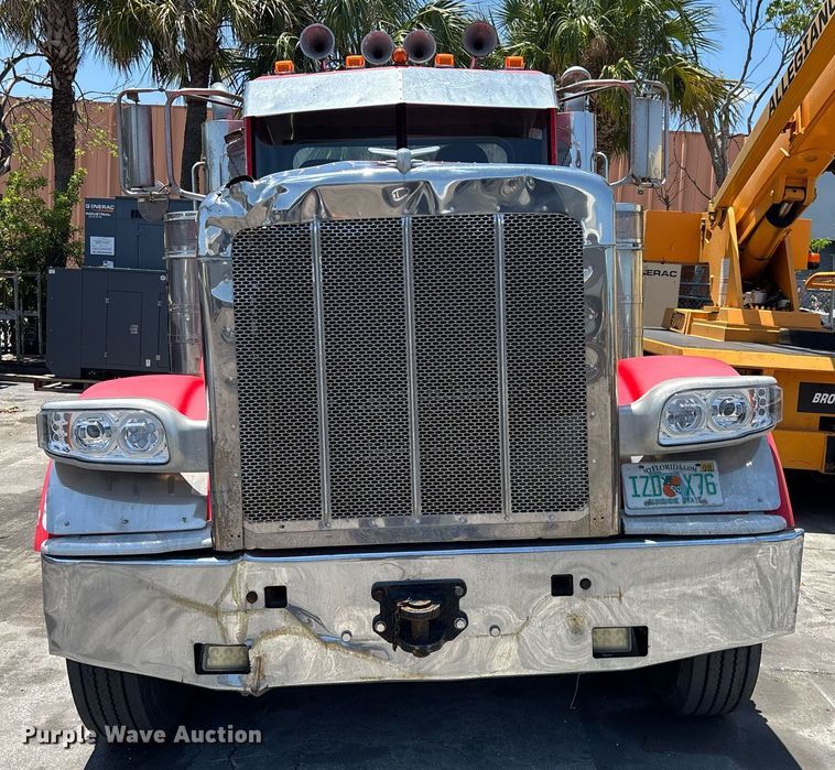 image for item EC3598 2009 Peterbilt 389 semi truck