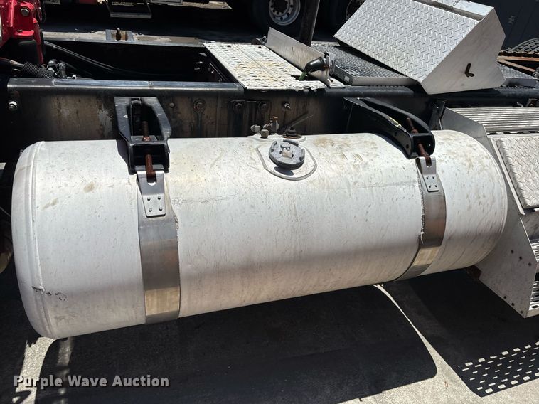 image for item EC3598 2009 Peterbilt 389 semi truck