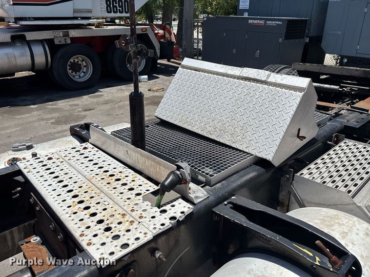 image for item EC3598 2009 Peterbilt 389 semi truck