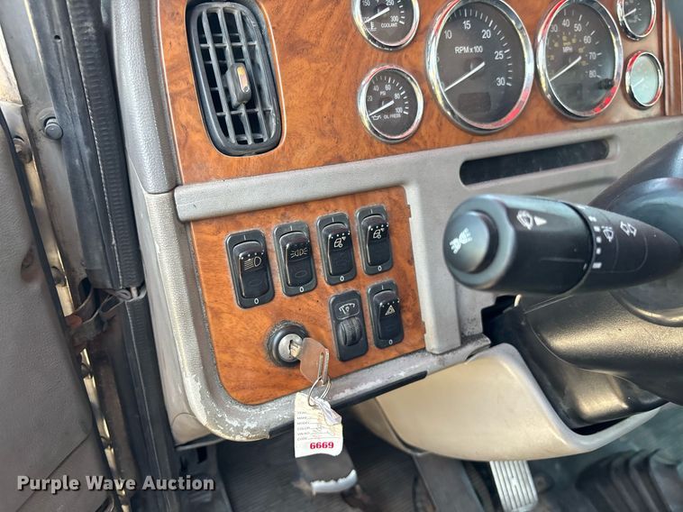 image for item EC3598 2009 Peterbilt 389 semi truck