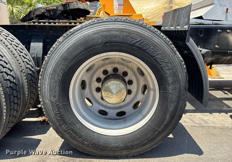 image for item EC3598 2009 Peterbilt 389 semi truck