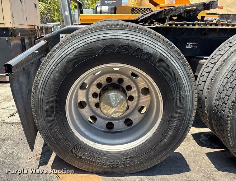 image for item EC3598 2009 Peterbilt 389 semi truck