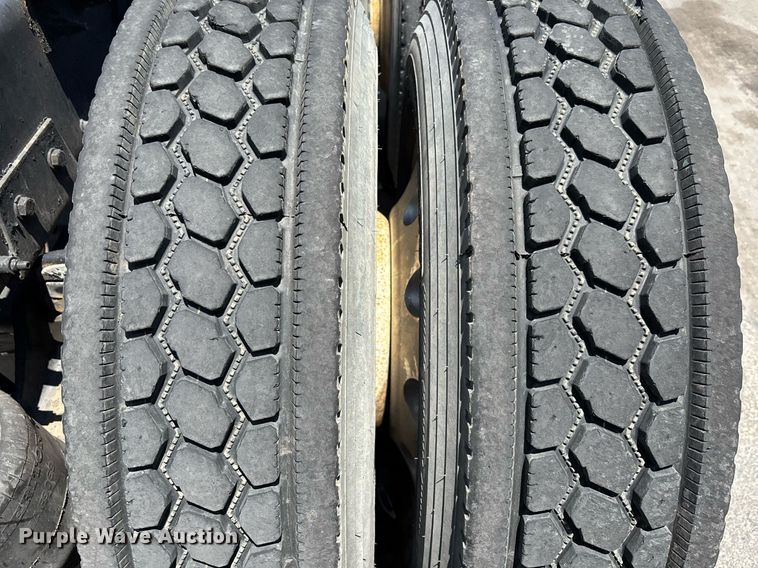 image for item EC3598 2009 Peterbilt 389 semi truck