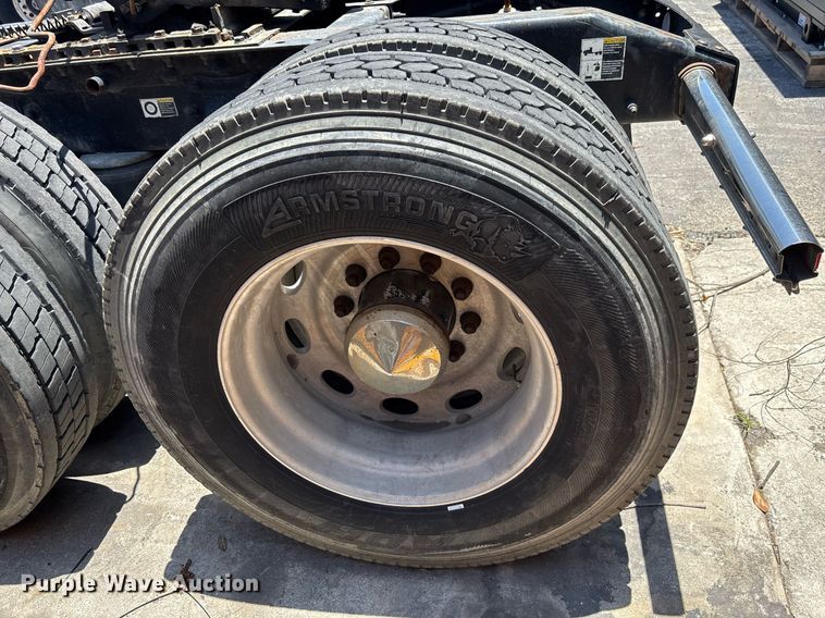 image for item EC3598 2009 Peterbilt 389 semi truck