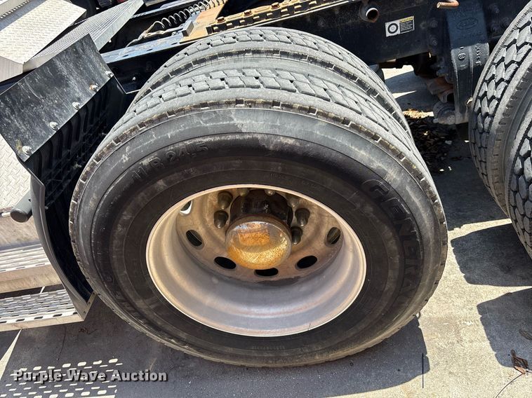 image for item EC3598 2009 Peterbilt 389 semi truck