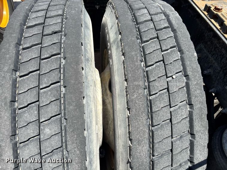 image for item EC3598 2009 Peterbilt 389 semi truck