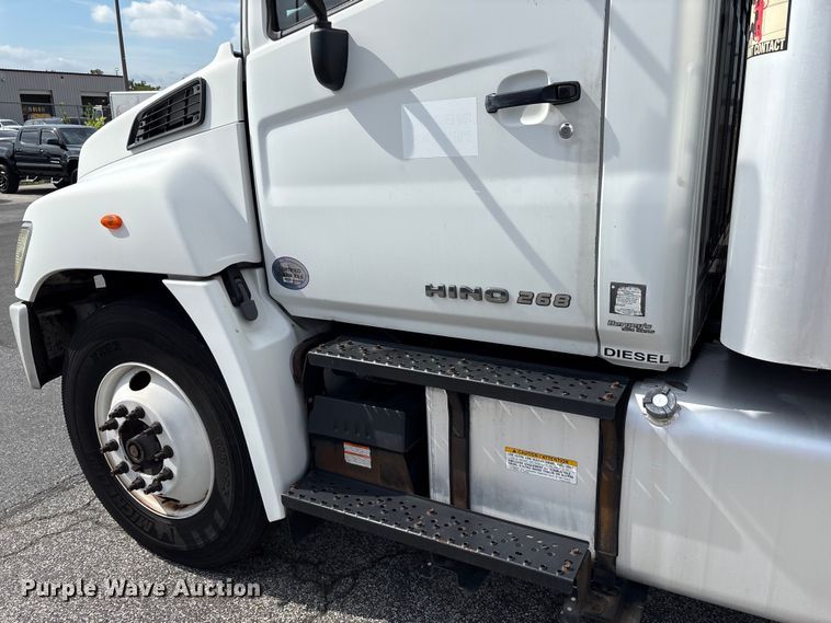 image for item EC4392 2017 Hino 268 box truck