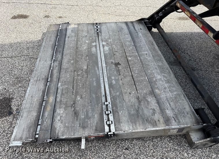 image for item EC4392 2017 Hino 268 box truck