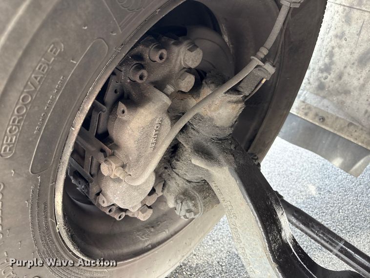 image for item EC4392 2017 Hino 268 box truck