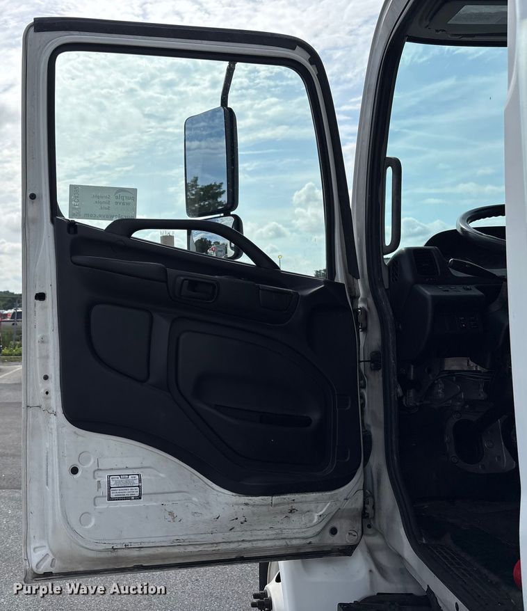 image for item EC4392 2017 Hino 268 box truck