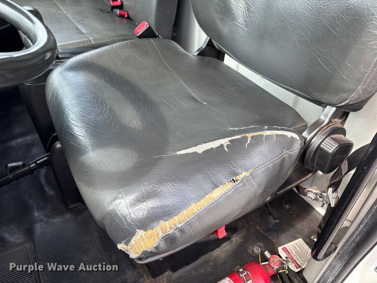 image for item EC4392 2017 Hino 268 box truck