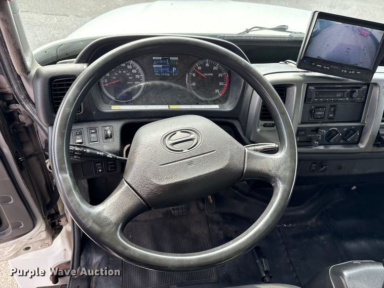 image for item EC4392 2017 Hino 268 box truck