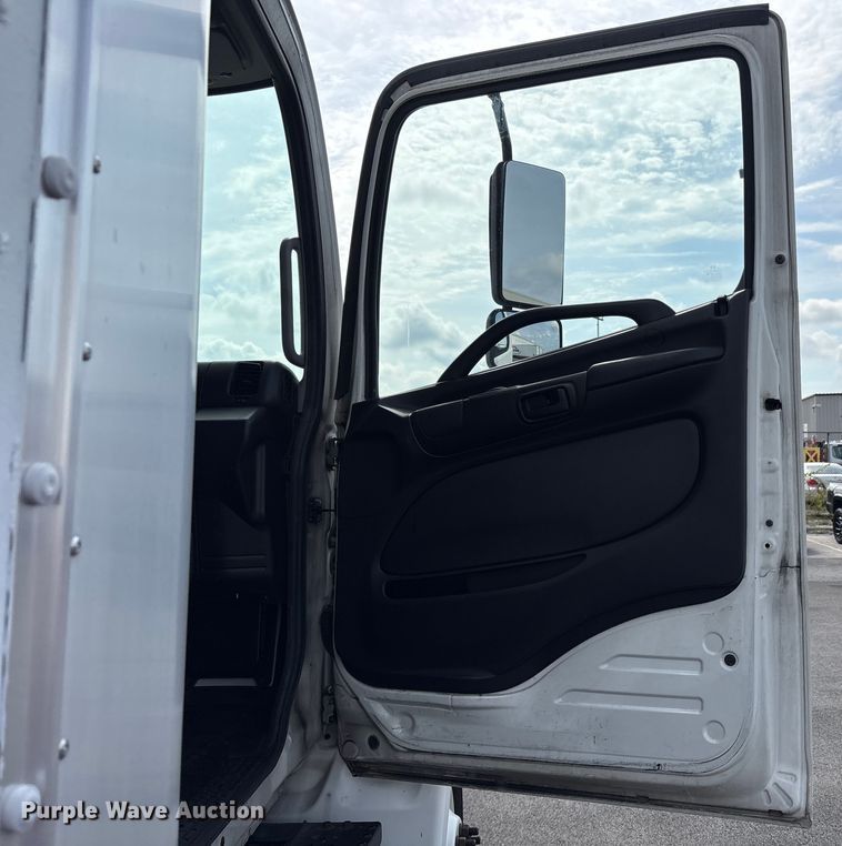 image for item EC4392 2017 Hino 268 box truck