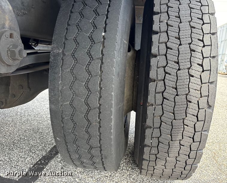 image for item EC4392 2017 Hino 268 box truck