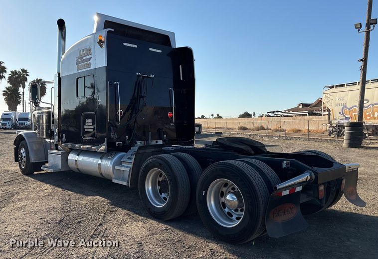 image for item EC8079 2010 Peterbuilt 389 semi truck