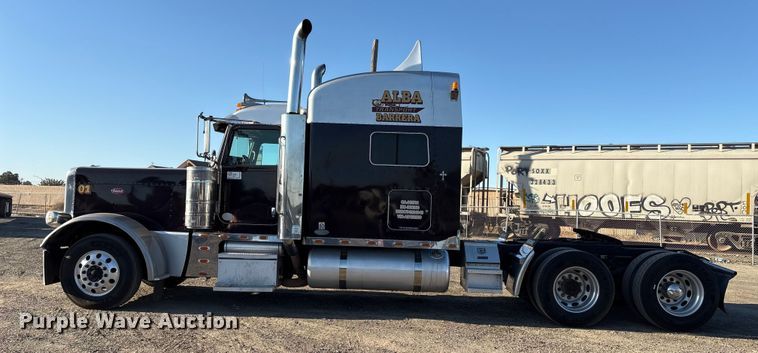 image for item EC8079 2010 Peterbuilt 389 semi truck