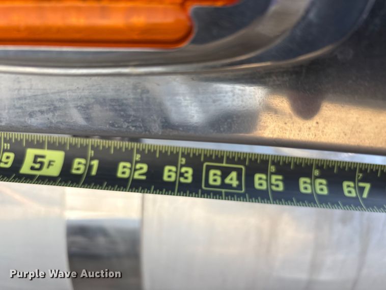 image for item EC8079 2010 Peterbuilt 389 semi truck