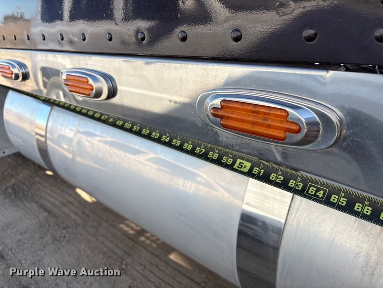 image for item EC8079 2010 Peterbuilt 389 semi truck