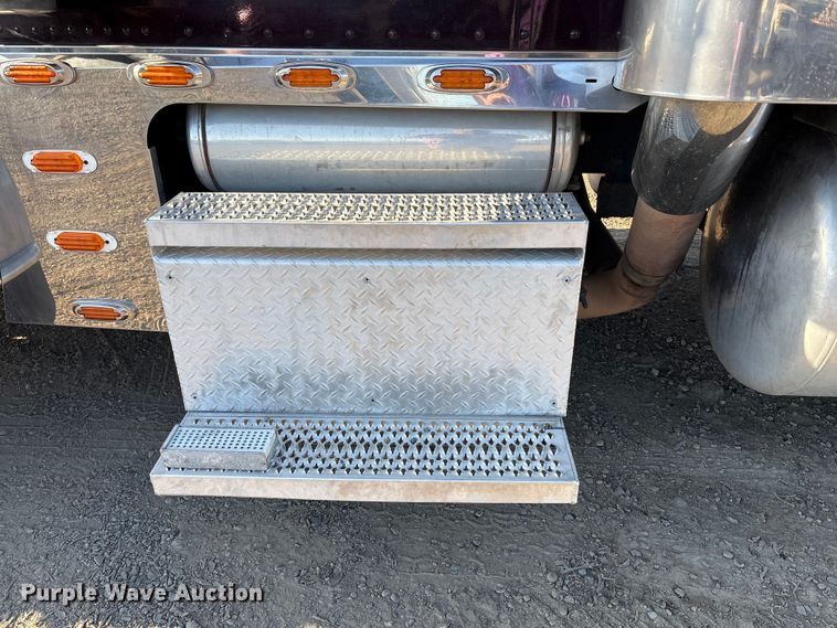 image for item EC8079 2010 Peterbuilt 389 semi truck