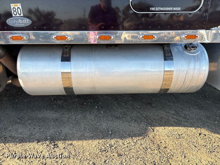 image for item EC8079 2010 Peterbuilt 389 semi truck