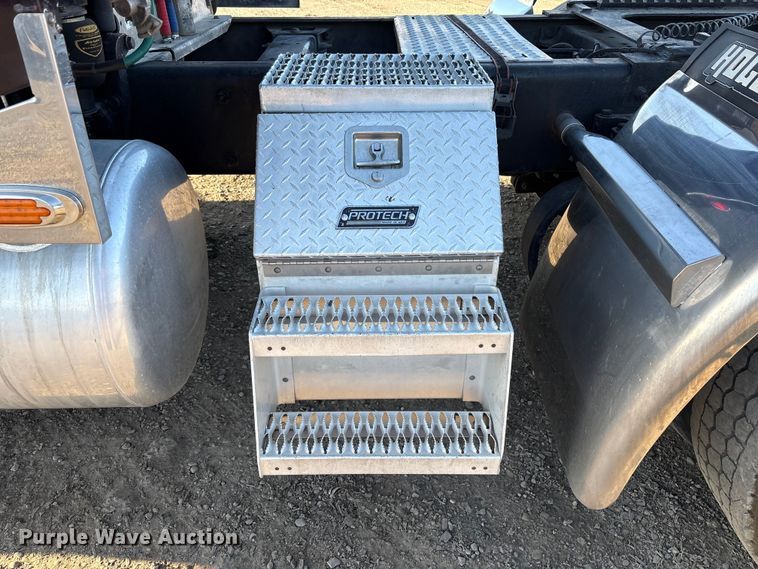 image for item EC8079 2010 Peterbuilt 389 semi truck