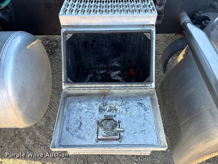 image for item EC8079 2010 Peterbuilt 389 semi truck