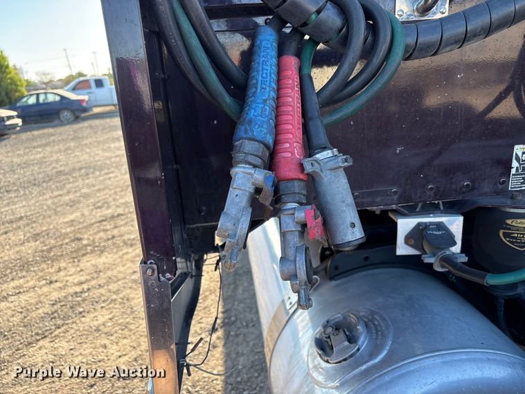 image for item EC8079 2010 Peterbuilt 389 semi truck