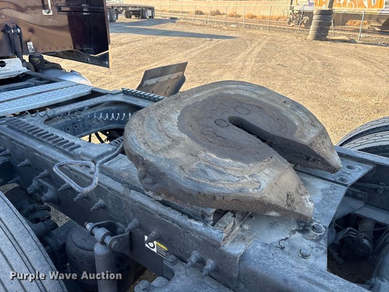 image for item EC8079 2010 Peterbuilt 389 semi truck