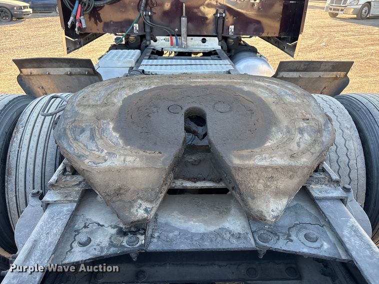 image for item EC8079 2010 Peterbuilt 389 semi truck