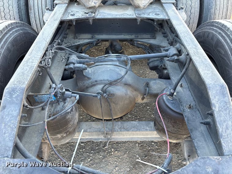 image for item EC8079 2010 Peterbuilt 389 semi truck