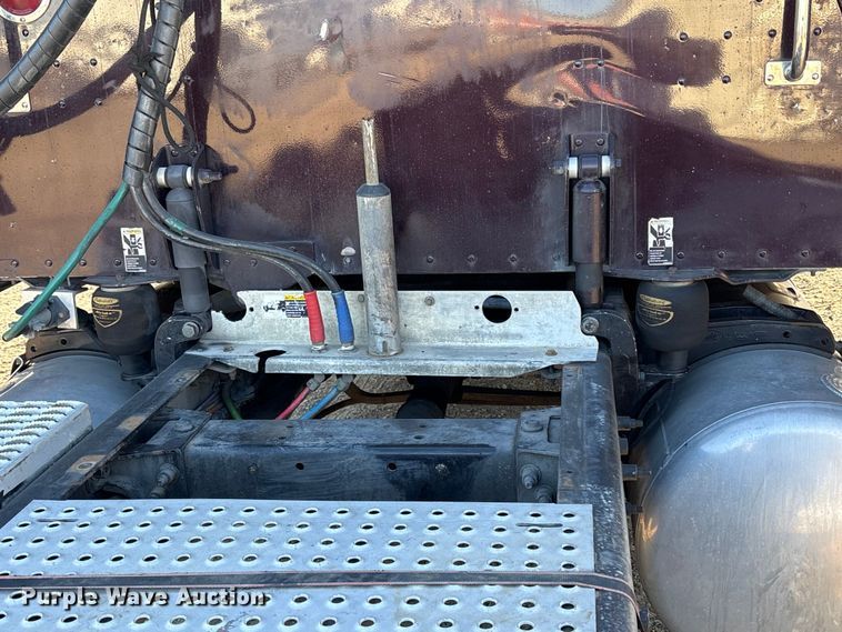 image for item EC8079 2010 Peterbuilt 389 semi truck