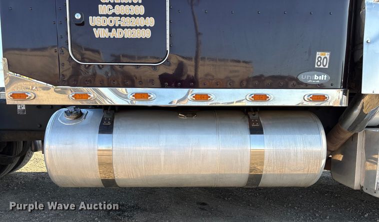 image for item EC8079 2010 Peterbuilt 389 semi truck