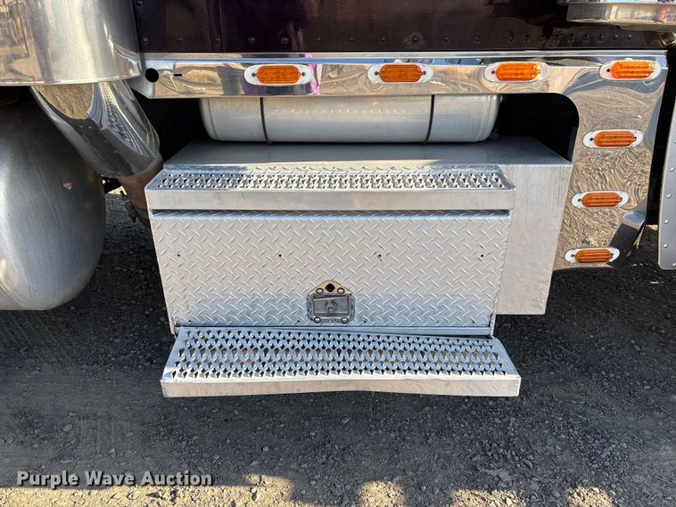 image for item EC8079 2010 Peterbuilt 389 semi truck