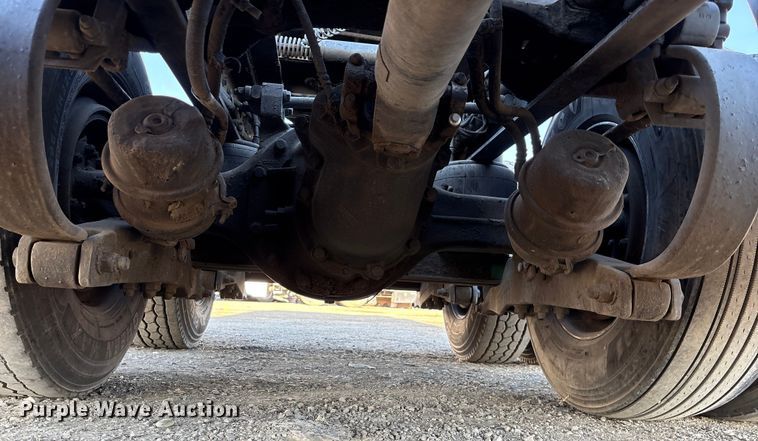 image for item EC8079 2010 Peterbuilt 389 semi truck