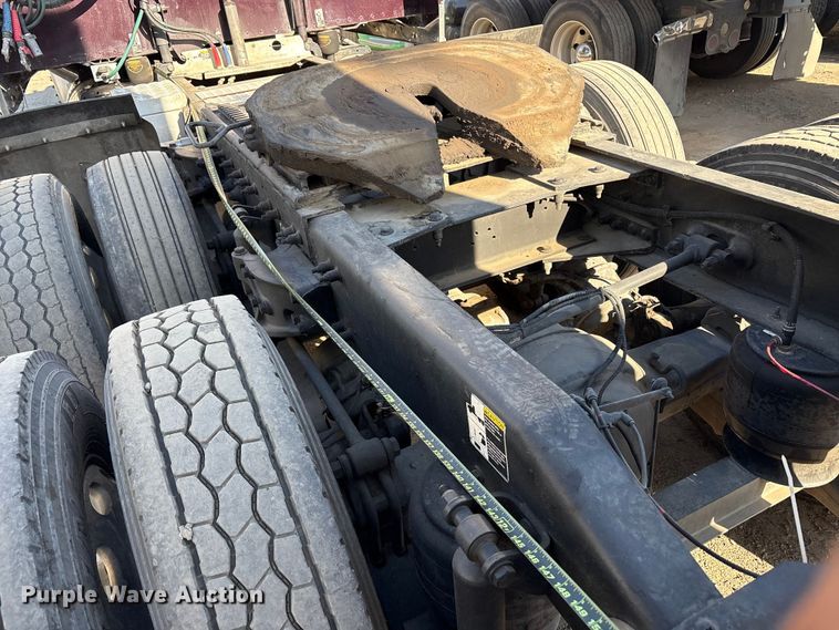 image for item EC8079 2010 Peterbuilt 389 semi truck