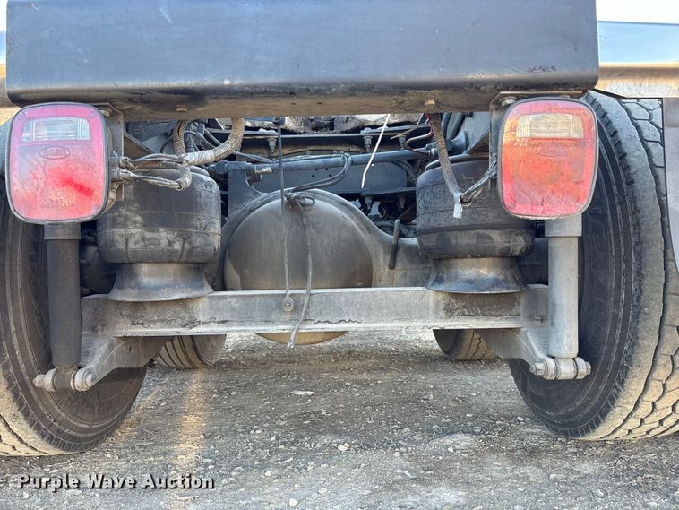 image for item EC8079 2010 Peterbuilt 389 semi truck