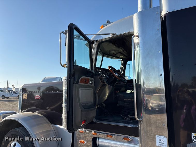 image for item EC8079 2010 Peterbuilt 389 semi truck