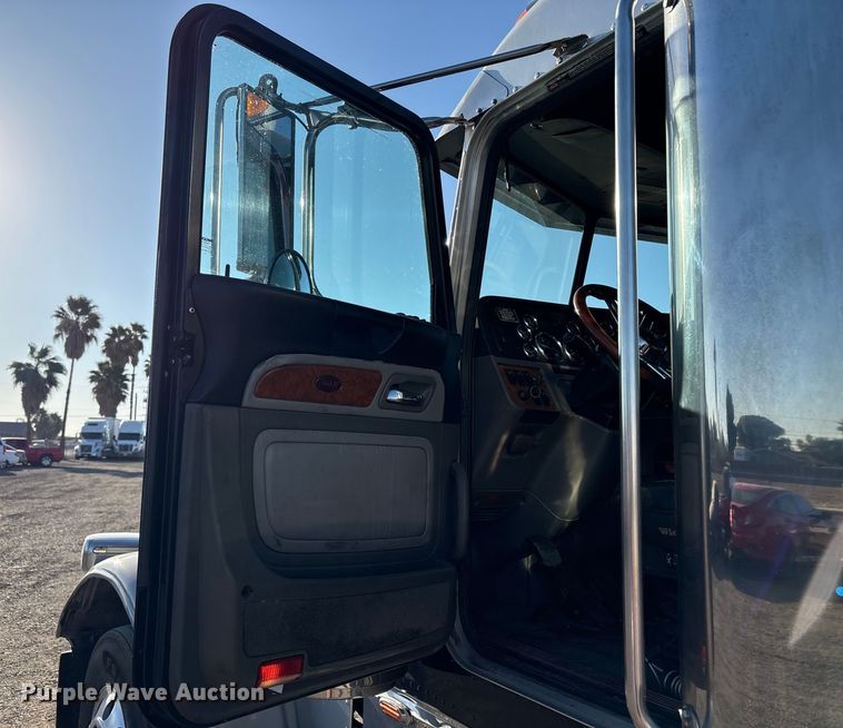 image for item EC8079 2010 Peterbuilt 389 semi truck