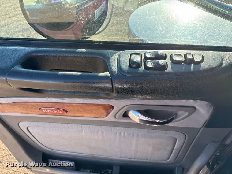 image for item EC8079 2010 Peterbuilt 389 semi truck