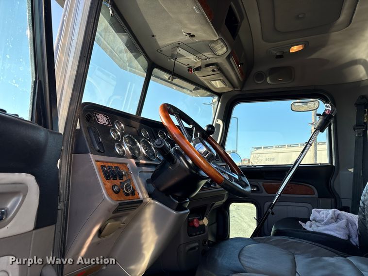 image for item EC8079 2010 Peterbuilt 389 semi truck