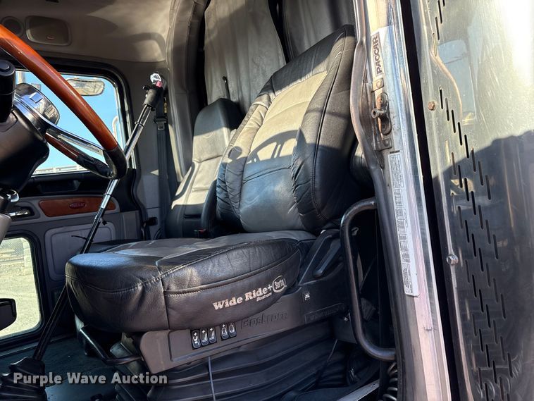 image for item EC8079 2010 Peterbuilt 389 semi truck