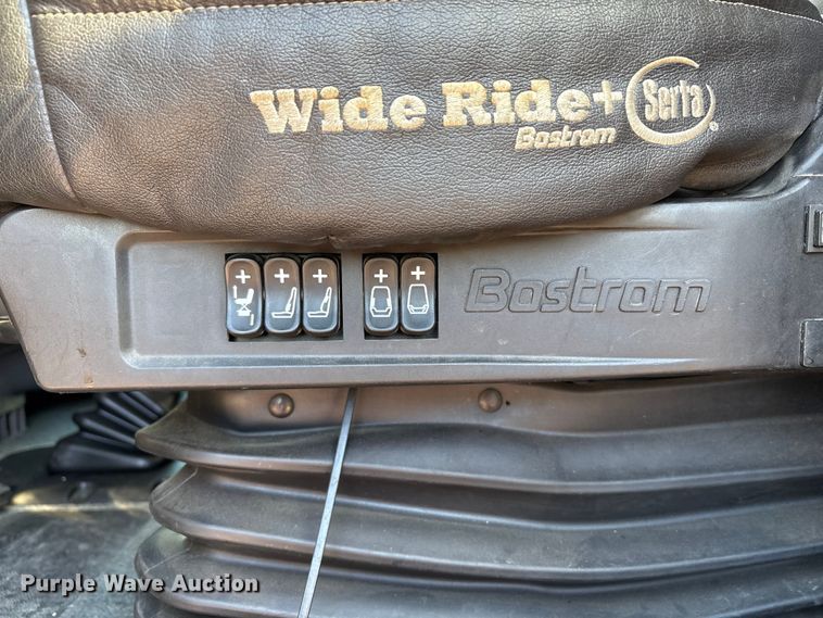 image for item EC8079 2010 Peterbuilt 389 semi truck