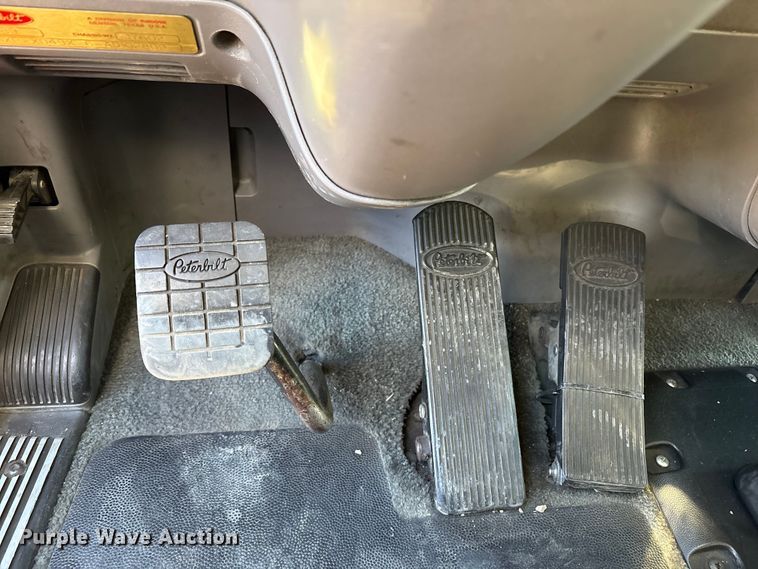 image for item EC8079 2010 Peterbuilt 389 semi truck