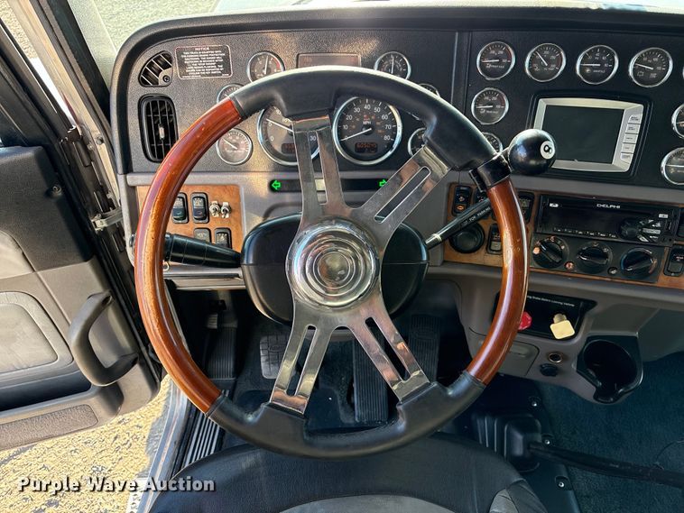 image for item EC8079 2010 Peterbuilt 389 semi truck