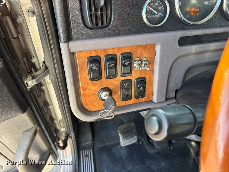 image for item EC8079 2010 Peterbuilt 389 semi truck