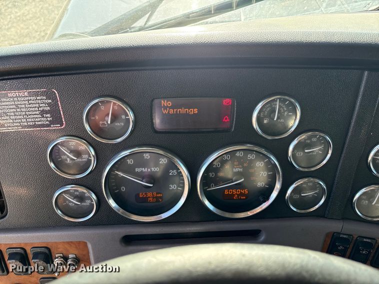 image for item EC8079 2010 Peterbuilt 389 semi truck